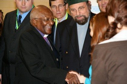 Desmond Tutu_Samah Archbishop emeritas Desmond Tutu greets Shaykh Rashid and family
